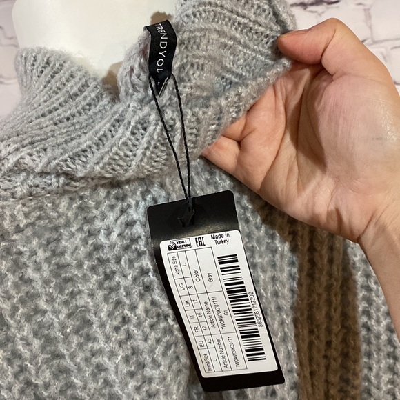 Brand new with tag sweater - Picture 4 of 4